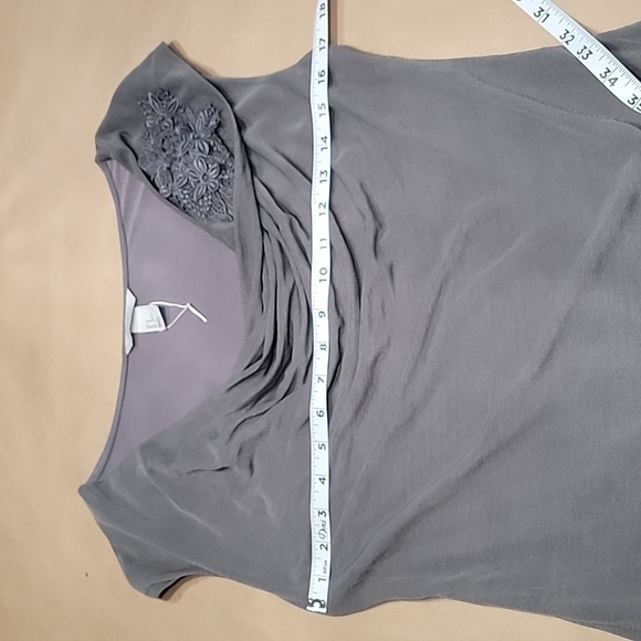 H&M Size M Gray 'To The Shoulder' Blouse with Floral Applique, NWOT - Picture 8 of 13